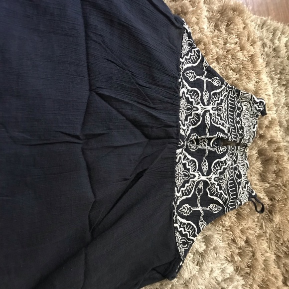 A&F navy flowy top. (XS) - Picture 4 of 6